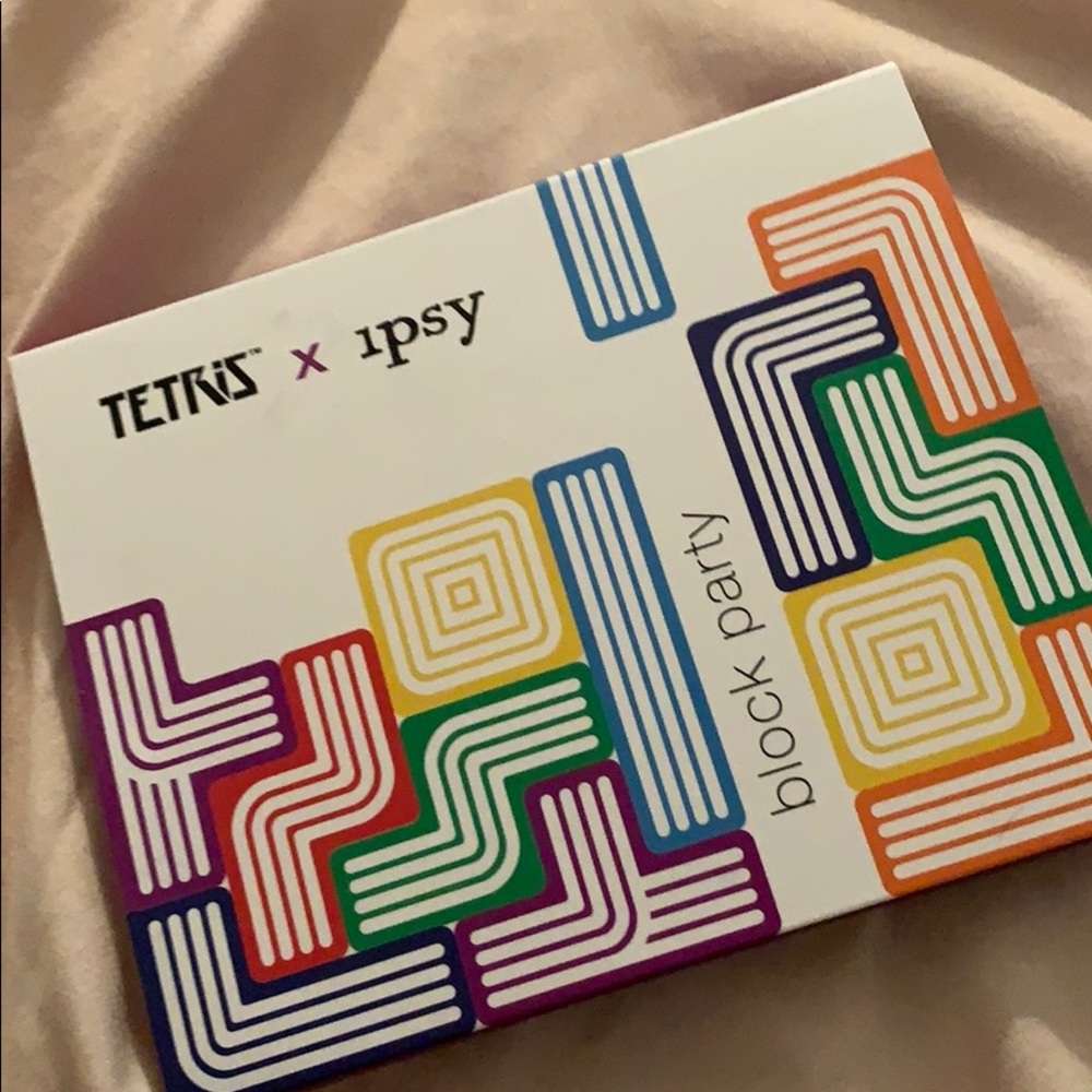 HOST PICK 🎉 NWT Tetris Eyeshadow Palette - Picture 2 of 3